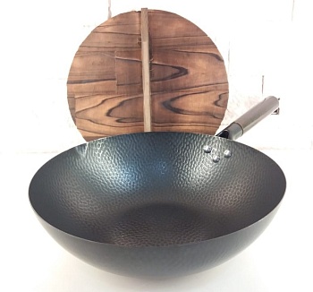 Вок черный стальной с крышкой из дерева