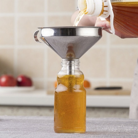 Воронка 11см. с ситечком стальная