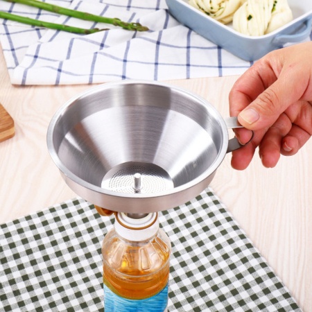 Воронка 11см. с ситечком стальная